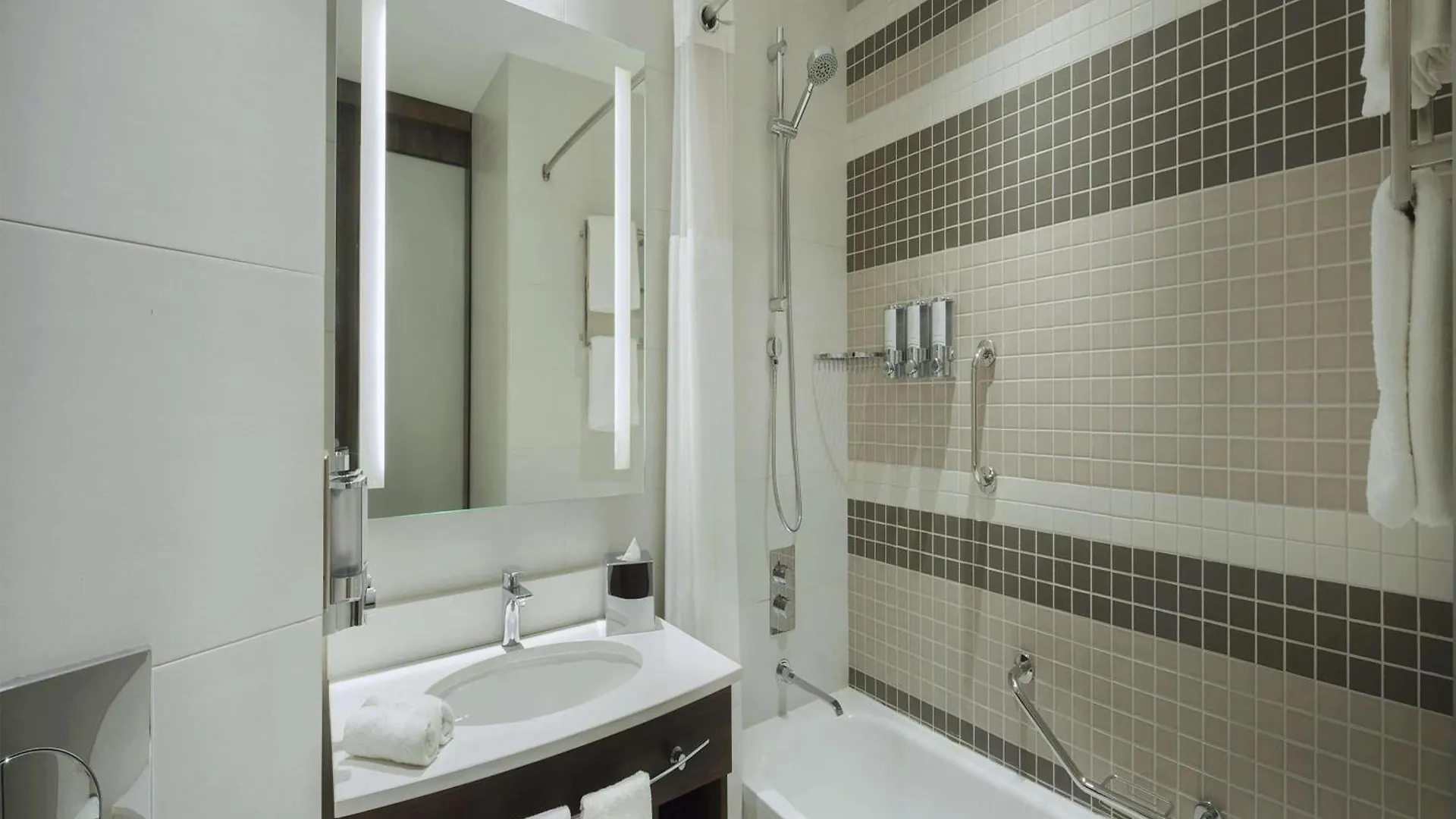 Hotel Hampton By Hilton Dubai Airport