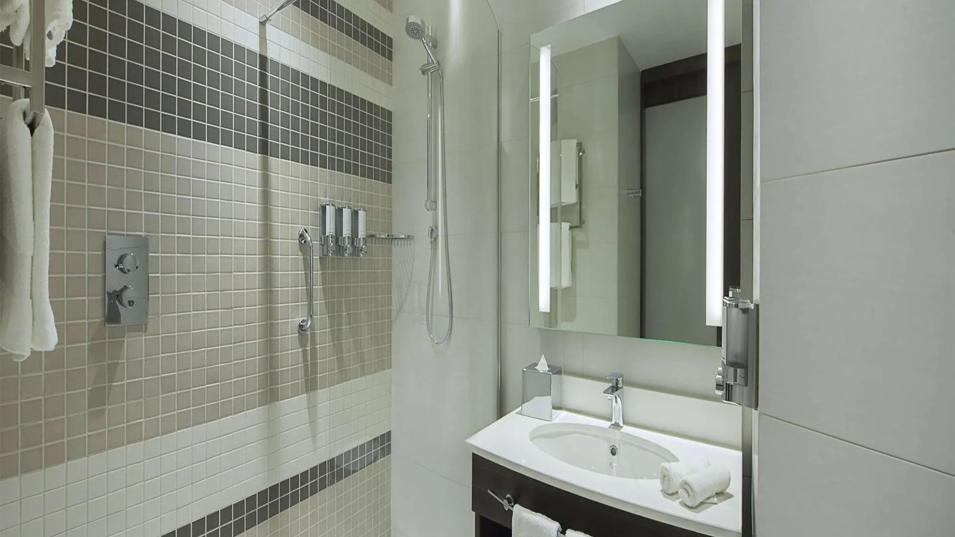 Hotel Hampton By Hilton Dubai Airport